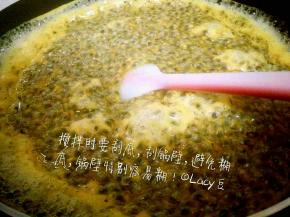 熬酱一段时间后，水分少了，不会大面积冒泡泡，中间有冒泡泡，边缘保持微沸，这时候搅拌的频次要增加了，刮底，避免糊底！一定要勤刮锅壁！锅壁温度高，粘的液体少，不去管就会糊，糊酱融入锅内，会影响最后成品的颜色和口感！