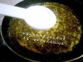 此时，水分越来越少，表面的泡泡也越来越少，加入海盐。
小贴士:
1.盐可以降低甜度，使口感层次更丰富，增鲜，使果酱更有风味。
2.这时可以关一会儿火，将浮沫撇出。撇去浮沫后，果酱的成品更剔透漂亮。
