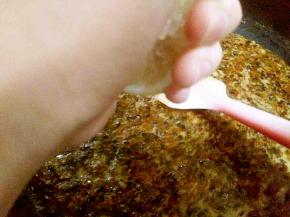 熬到果酱没有冒出浮沫，关火，冷却一会儿，切开柠檬，去除柠檬籽，挤入一整个柠檬的汁，搅拌均匀，撇去后来沸腾出的少量浮沫。
小贴士:柠檬有促凝结，保鲜，保质的作用。如果想要风味更多一点，可以把柠檬肉刮进果酱内。成品的柠檬味就会浓一些，很清新的。