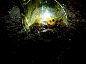 加入柠檬汁后，再熬2-3分钟，即可关火出锅。热的果酱看起来是可流动的，冷却后就很浓稠了。熬到果酱能挂在刮刀上，缓缓流下，这个程度就可以了。这一步忘记拍照了。。。别熬得太过，冷却后的成品太硬会不方便舀取。