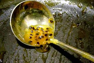 熬好之后的果酱是这样的，金黄金黄，缓流动，很香很好看～
果酱要趁热装进玻璃密封罐。
今天的量可装满4个180ml的六棱形玻璃瓶。
玻璃瓶需要提前烫过或者蒸煮消毒过，瓶内必须无油无水，才能使无添加防腐剂的果酱能储藏得更久。果酱倒入后，立刻盖盖倒扣，静置30分钟后，再归正，放置室温一天后，进冰箱冷藏。
小贴士:
1.趁热倒扣果酱瓶是为了使瓶内达到一个近乎真空的状态，更保鲜保质。
2.室温防潮避光放置一天，可以使果酱内部充分沉淀融合，风味更佳。