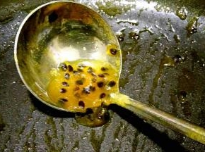 熬好之后的果酱是这样的，金黄金黄，缓流动，很香很好看～
果酱要趁热装进玻璃密封罐。
今天的量可装满4个180ml的六棱形玻璃瓶。
玻璃瓶需要提前烫过或者蒸煮消毒过，瓶内必须无油无水，才能使无添加防腐剂的果酱能储藏得更久。果酱倒入后，立刻盖盖倒扣，静置30分钟后，再归正，放置室温一天后，进冰箱冷藏。
小贴士:
1.趁热倒扣果酱瓶是为了使瓶内达到一个近乎真空的状态，更保鲜保质。
2.室温防潮避光放置一天，可以使果酱内部充分沉淀融合，风味更佳。
