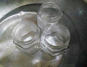 补充:果酱瓶的处理。有些人反映，玻璃瓶遇开水就炸碎了。将玻璃瓶放入热水中进行预热后，再倒入烧开的滚水，玻璃瓶就不会炸裂了。