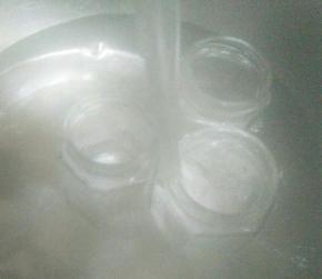 预热好的玻璃瓶，注入开水消毒，更安全。