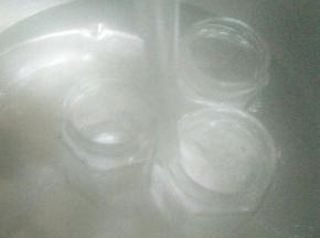 预热好的玻璃瓶，注入开水消毒，更安全。
