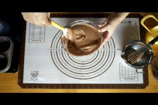 切拌均匀，拌好的蛋糕糊非常的细腻