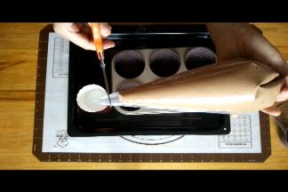 将蛋糕糊装入裱花袋，裱花袋减小口