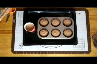 将蛋糕糊挤入纸杯中，然后在桌面上轻震以下，
送入烤箱，150度20-25分钟