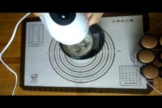 淡奶油+糖粉隔冰水打发