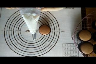 将打发好的淡奶油装入裱花袋，我用的是惠尔通的2D裱花嘴