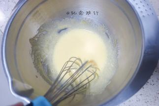 3个蛋黄+70g白砂糖搅拌至乳化备用