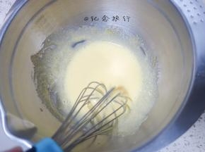 3个蛋黄+70g白砂糖搅拌至乳化备用