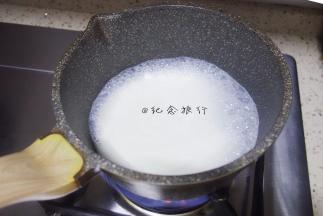 牛奶煮至微沸关火