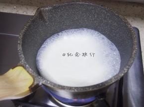 牛奶煮至微沸关火