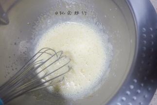 一边搅拌蛋黄糊趁热将牛奶一点点加入，一定要边搅拌边加以免变成蛋花汤了