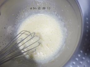 一边搅拌蛋黄糊趁热将牛奶一点点加入，一定要边搅拌边加以免变成蛋花汤了