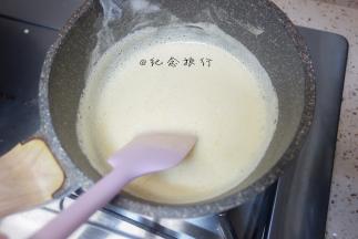 将蛋黄奶液倒回锅中，用小火一边煮一边搅拌，直到蛋奶糊有点挂浆，肉眼看蛋奶糊有点浓稠状即可，放在一旁晾凉备用