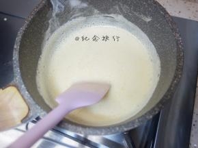将蛋黄奶液倒回锅中，用小火一边煮一边搅拌，直到蛋奶糊有点挂浆，肉眼看蛋奶糊有点浓稠状即可，放在一旁晾凉备用