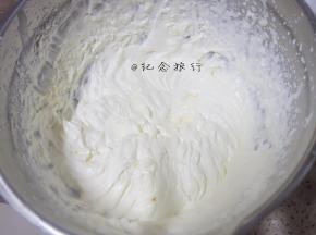 淡奶油加香草精打至8-9成发备用