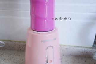 10g火龙果放入料理机搅拌