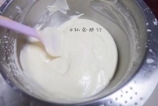 加入蛋黄奶液跟淡奶油混合均匀