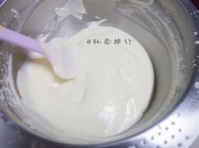 加入蛋黄奶液跟淡奶油混合均匀