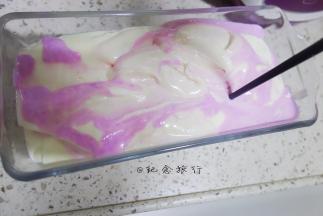 装入模具内 用筷子画圈做出大理石纹，放入冰箱冷冻一夜即可