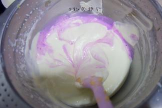 将火龙果糊加一点冰淇淋糊拌匀再倒到冰淇淋糊里 稍微搅拌一下 千万不要过度搅拌那就没有大理石花纹了