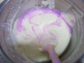 将火龙果糊加一点冰淇淋糊拌匀再倒到冰淇淋糊里 稍微搅拌一下 千万不要过度搅拌那就没有大理石花纹了