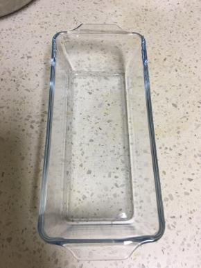 将味游美食赠送的法焙客磅蛋糕模具清洗干净，擦干备用，一定要选这种耐热玻璃模具，不仅好用，颜值还高