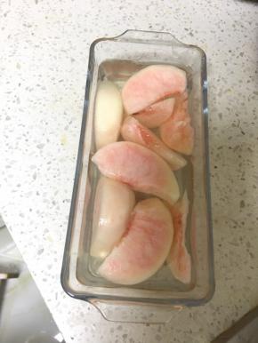加入盐水没过桃子，腌制十五分钟，此步骤可去除桃子的涩味