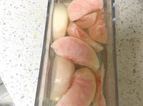 加入盐水没过桃子，腌制十五分钟，此步骤可去除桃子的涩味