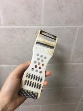 用削皮刀将桃子皮去除