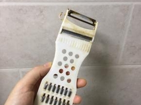 用削皮刀将桃子皮去除