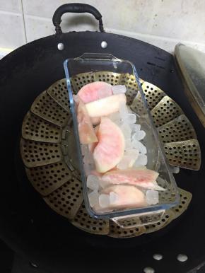腌制好后把盐水全部倒掉，留下桃子，加入适量冰糖，入蒸锅大火蒸十五分钟