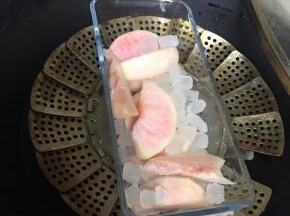 腌制好后把盐水全部倒掉，留下桃子，加入适量冰糖，入蒸锅大火蒸十五分钟