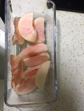 将桃子切成大小一致的块状