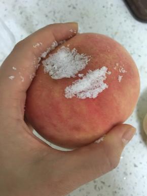 取适量盐揉搓桃子，将桃子表面毛去掉，清洗晾干