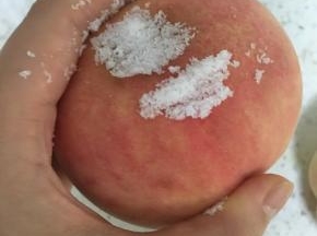 取适量盐揉搓桃子，将桃子表面毛去掉，清洗晾干
