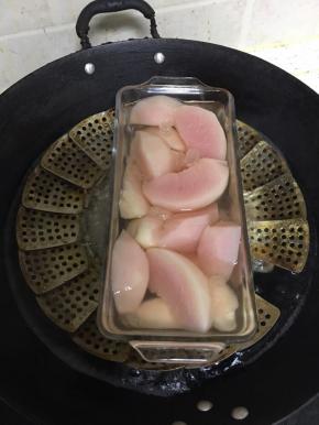 将底部的桃子翻上来，再大火蒸十五分钟