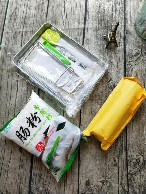 听焙友介绍说，想吃肠粉还不简单，去买白鲨广式肠粉制作套装喽~在家就能分分钟做出茶楼美食啊~(*@ο@*) 哇～太棒了看看我的肠粉套装哦。很大一包