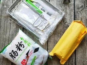 听焙友介绍说，想吃肠粉还不简单，去买白鲨广式肠粉制作套装喽~在家就能分分钟做出茶楼美食啊~(*@ο@*) 哇～太棒了看看我的肠粉套装哦。很大一包