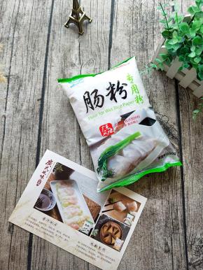 。
套装包括：肠粉专用粉、不锈钢提盘器、蒸盘、硅胶刷、刮板、酱油包……东西很齐全。
肠粉包装袋有着详尽的营养成分表，产品材料配比方法，还附带一张酱汁配方和肠粉的制作过程，有了这些小白也能秒变大厨。