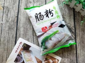 。
套装包括：肠粉专用粉、不锈钢提盘器、蒸盘、硅胶刷、刮板、酱油包……东西很齐全。
肠粉包装袋有着详尽的营养成分表，产品材料配比方法，还附带一张酱汁配方和肠粉的制作过程，有了这些小白也能秒变大厨。