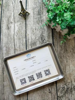 这是配置的专用304不锈钢盘。长24CM，宽17CM，表面没有经过处理，保留了不锈钢的原貌，这样做肠粉浆能更加均匀地摊开，适合家庭用不大不小正合适。