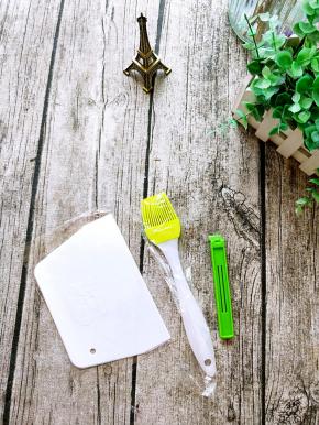 油刷，刮板，密封夹。东西虽小却是肠粉自制必不可少的工具。
。