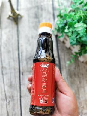 酱汁不只是生抽加水就可以了，一份正真好的肠粉是不能马虎的。好的肠粉晶莹剔透Q弹不沾牙，皮薄而不透，酱汁鲜美浓香才是重头戏。