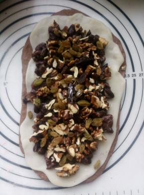 台面撒干粉将发酵好的面团分成三份，排空气擀成长方形加盖保鲜膜松弛一会，麻薯取出分成等量三份，手上扑栗米粉或干粉将麻薯擀开或直接拉开，均匀铺在面团上。将红豆泥均匀抹在麻薯上，撒上葡萄干和核桃碎。卷起来收紧收口，滚圆拉长一点，整理成喜欢的形状，二次发酵至两倍大。