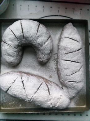 烤箱预热180度，表面扑干粉用刀片割出喜欢的纹路。烤20分钟，注意观察上色。