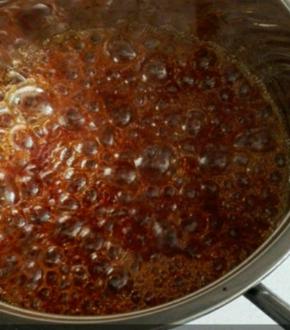 锅里放糖稍稍用勺子搅拌均匀，放到炉火上加热，加热时轻轻搅拌。
2、煮时要随时观察，沸腾后表面气泡会很多很大，但随着水分的减少气泡也会变少变小，待水的边缘呈现淡淡的黄色，把火力调到最小，这时可以晃动一下锅子，观察糖浆的颜色。这样就可以了。在熬下去就会成黑炭了。要注意。